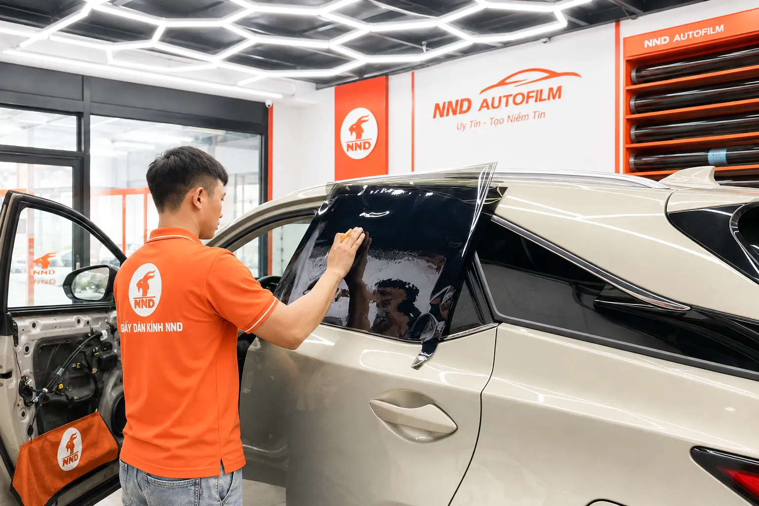 Thi công phim 3M IR15 cho kính sườn Lexus RX 350