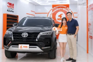 Khách hàng bàn giao xe Toyota Fortuner sau khi dán phim cách nhiệt tại NND