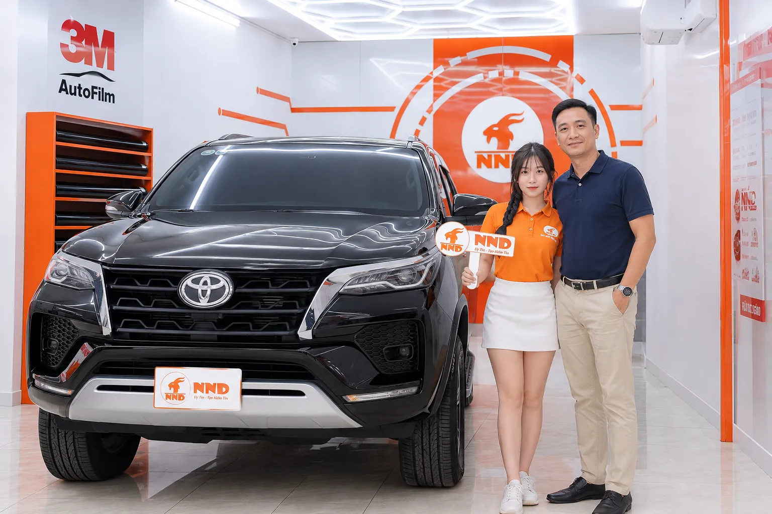 Khách hàng bàn giao xe Toyota Fortuner sau khi dán phim cách nhiệt tại NND
