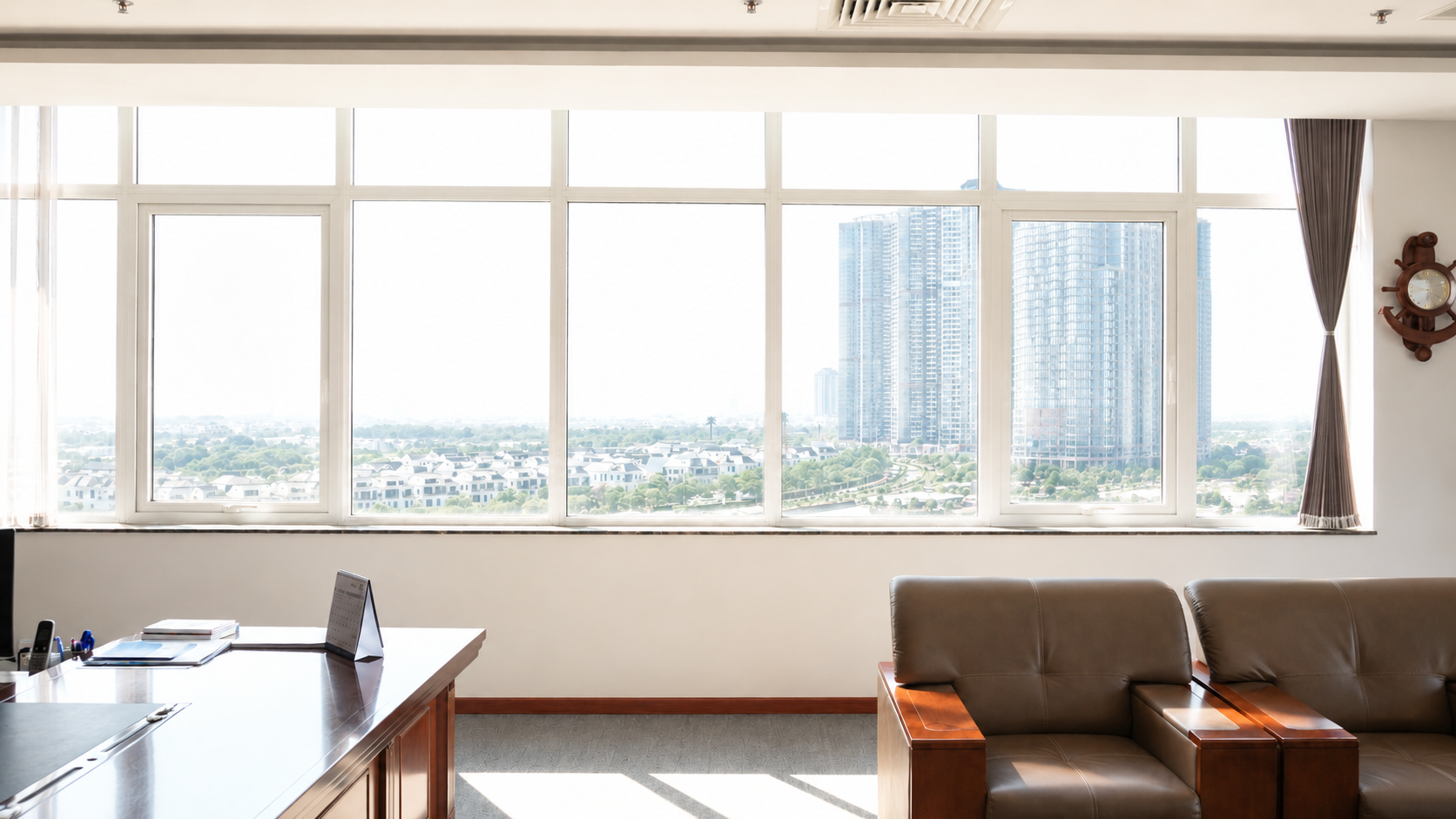 Hệ cửa kính lớn tại văn phòng trước khi dán phim cách nhiệt, ánh nắng chiếu mạnh vào không gian làm việc.