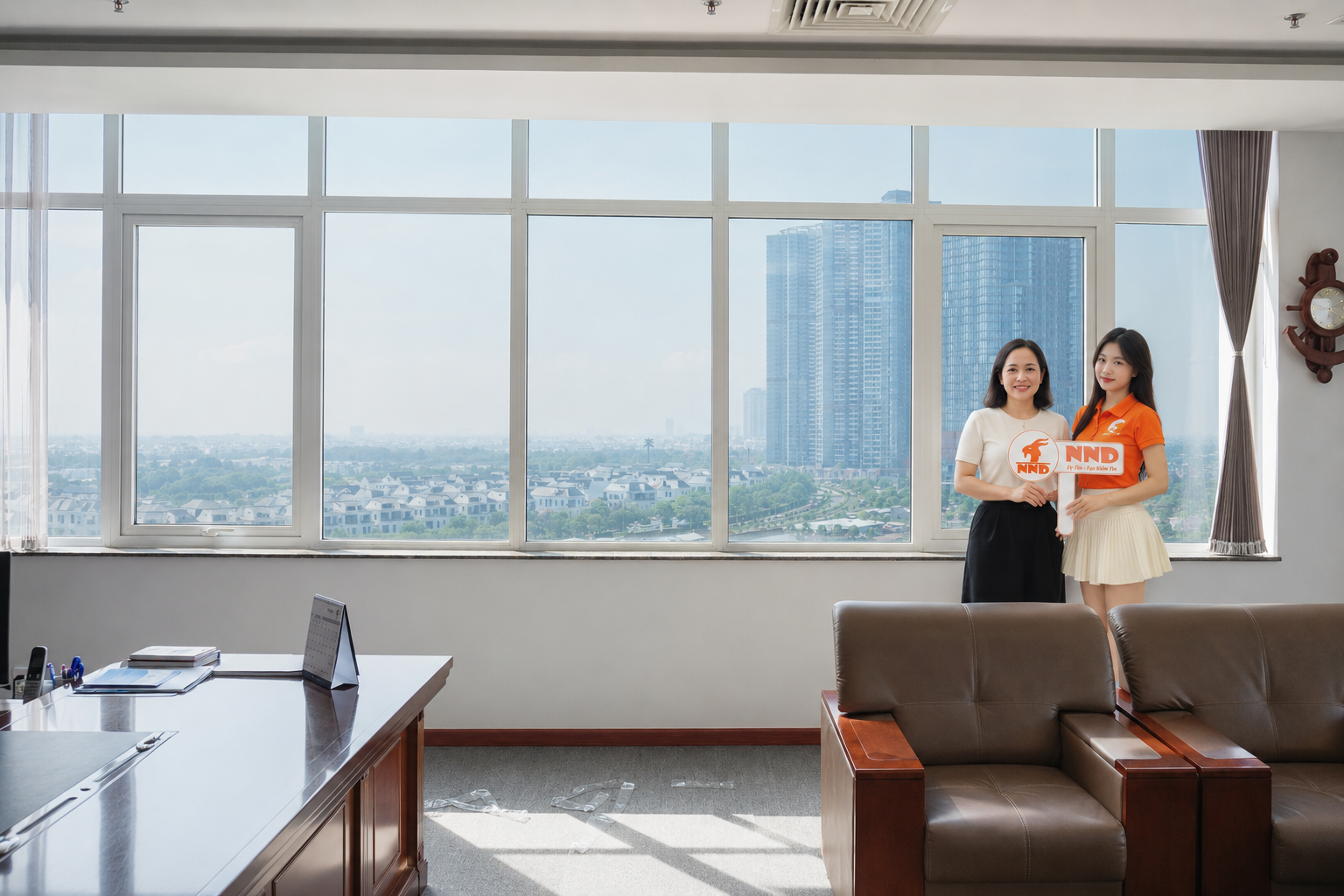 Hệ kính văn phòng sau khi dán phim cách nhiệt, vẫn giữ tầm nhìn ra ngoài và ánh sáng dịu hơn.