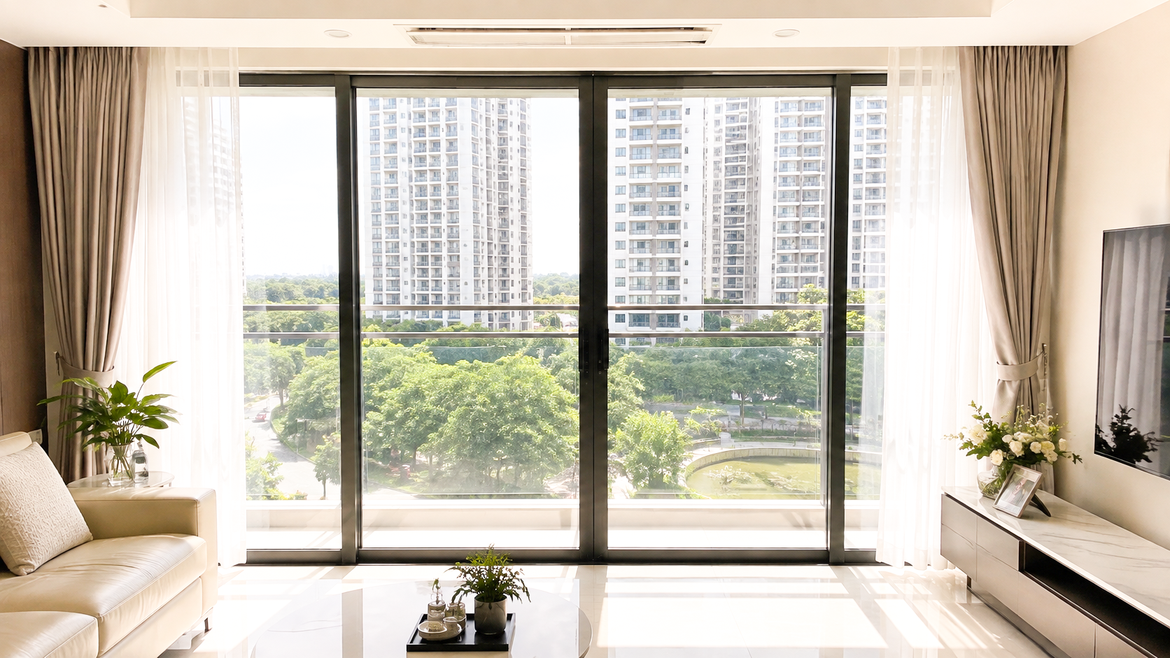 Cửa kính chung cư trước khi dán phim cách nhiệt, ánh nắng chiếu mạnh vào phòng khách.