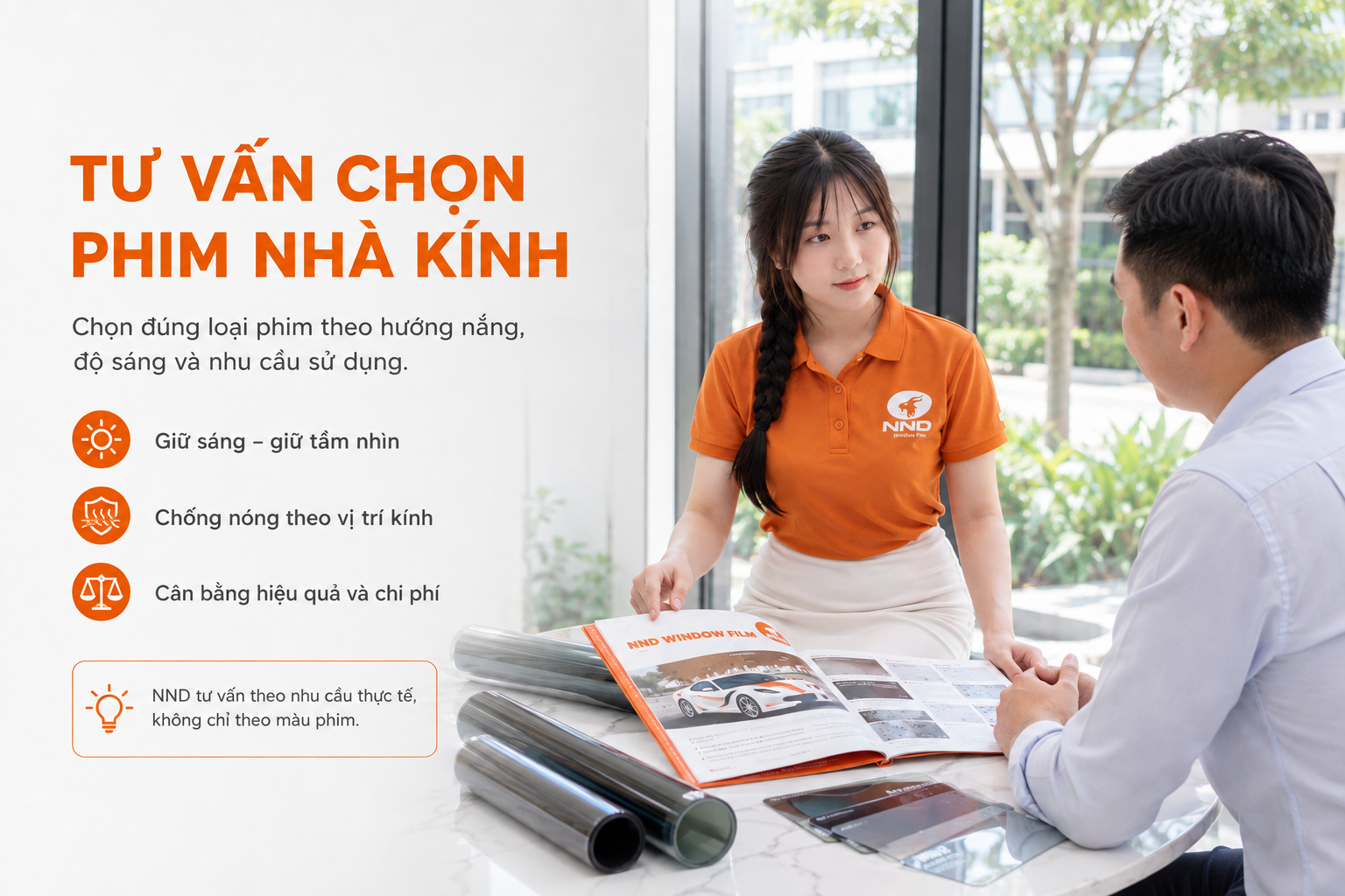 Nhân viên NND tư vấn chọn phim cách nhiệt nhà kính theo hướng nắng, độ sáng và nhu cầu sử dụng.