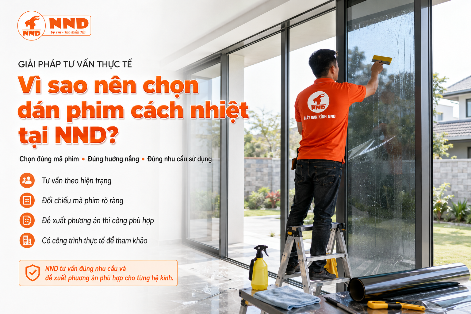 Kỹ thuật viên NND thi công phim cách nhiệt nhà kính theo hiện trạng và nhu cầu sử dụng thực tế.