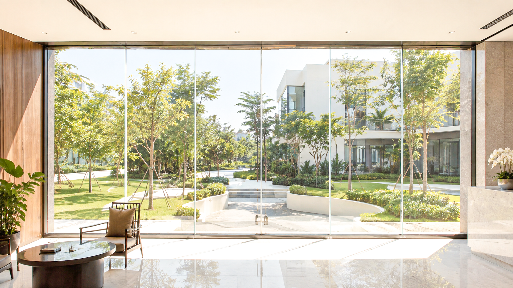 Không gian biệt thự có hệ kính lớn trước khi dán phim cách nhiệt, nắng chiếu mạnh vào khu vực gần cửa.