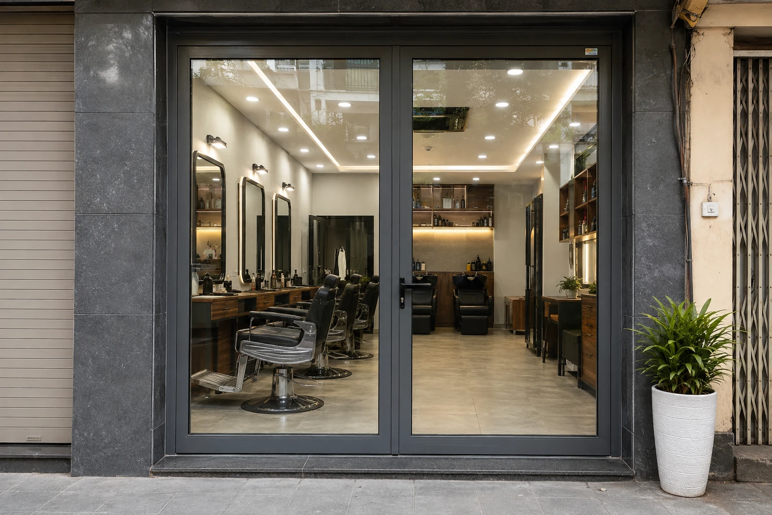 Cửa kính Barber Shop trước khi dán decal