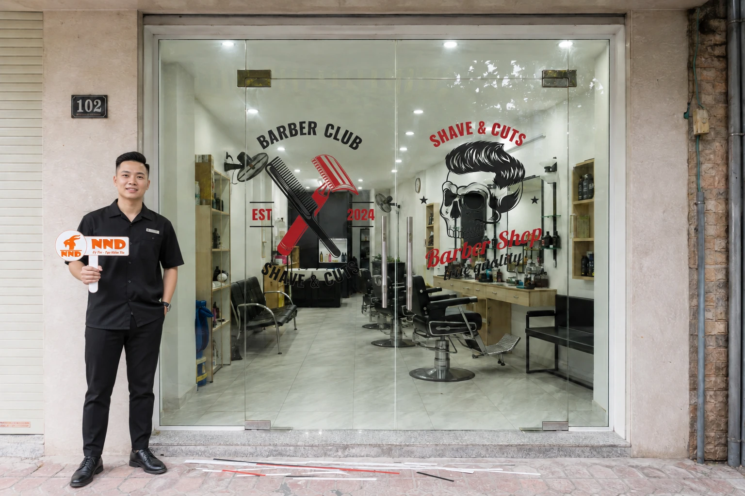 Cửa kính Barber Shop sau khi dán decal bộ 2