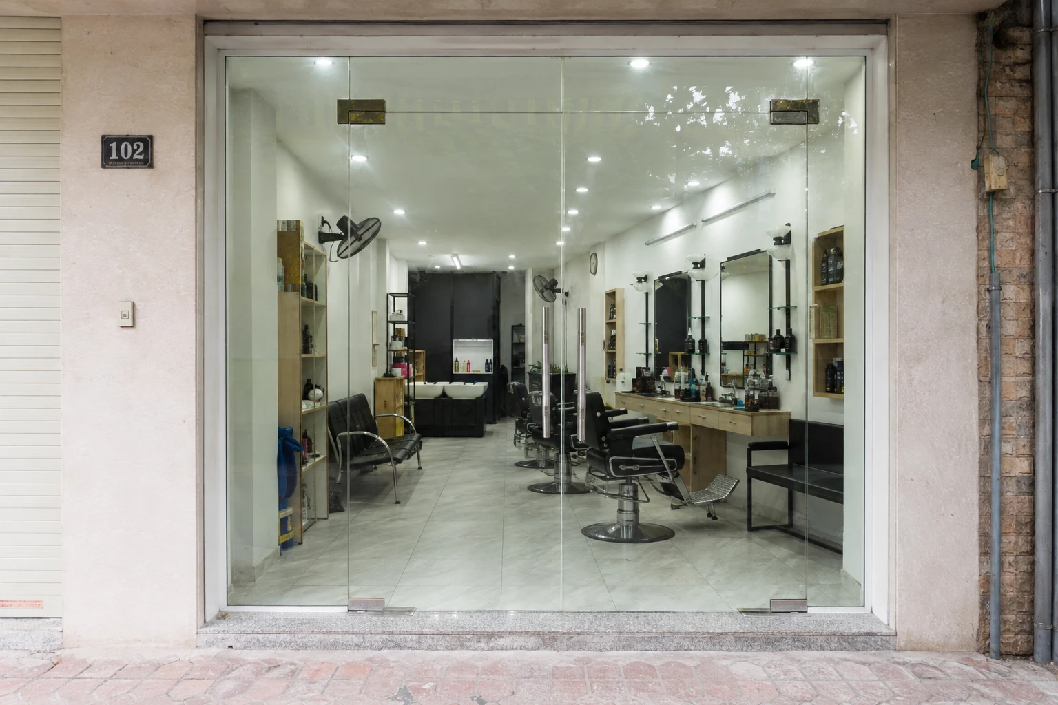 Cửa kính Barber Shop trước khi dán decal bộ 2