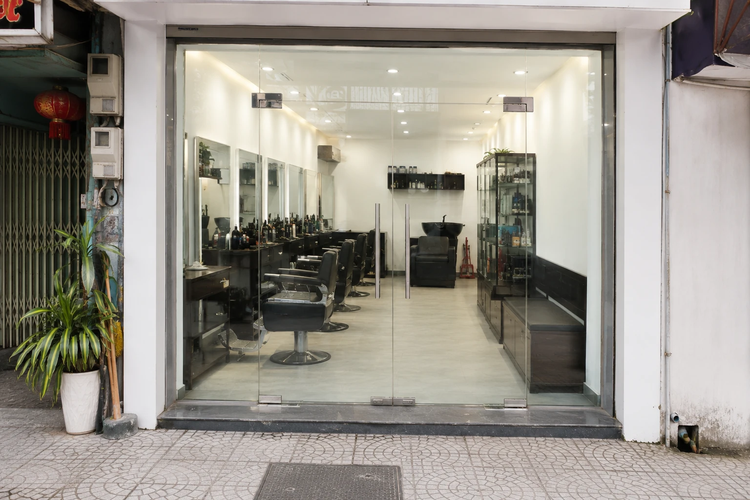 Cửa kính Barber Shop trước khi dán decal bộ 3