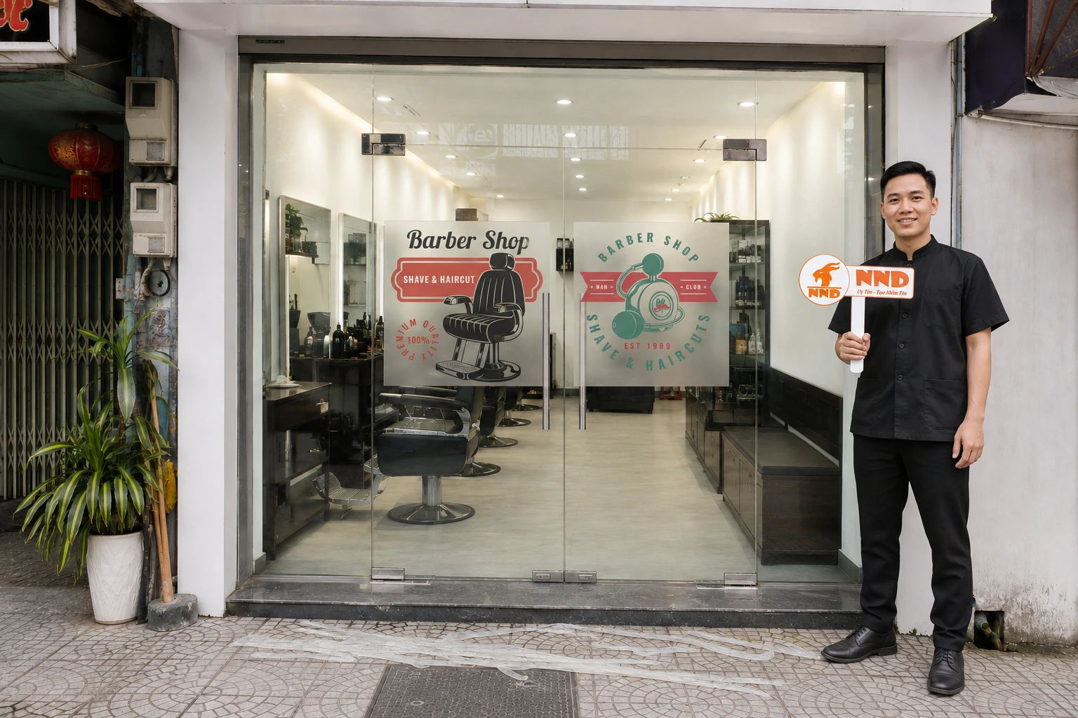Cửa kính Barber Shop sau khi dán decal bộ 3