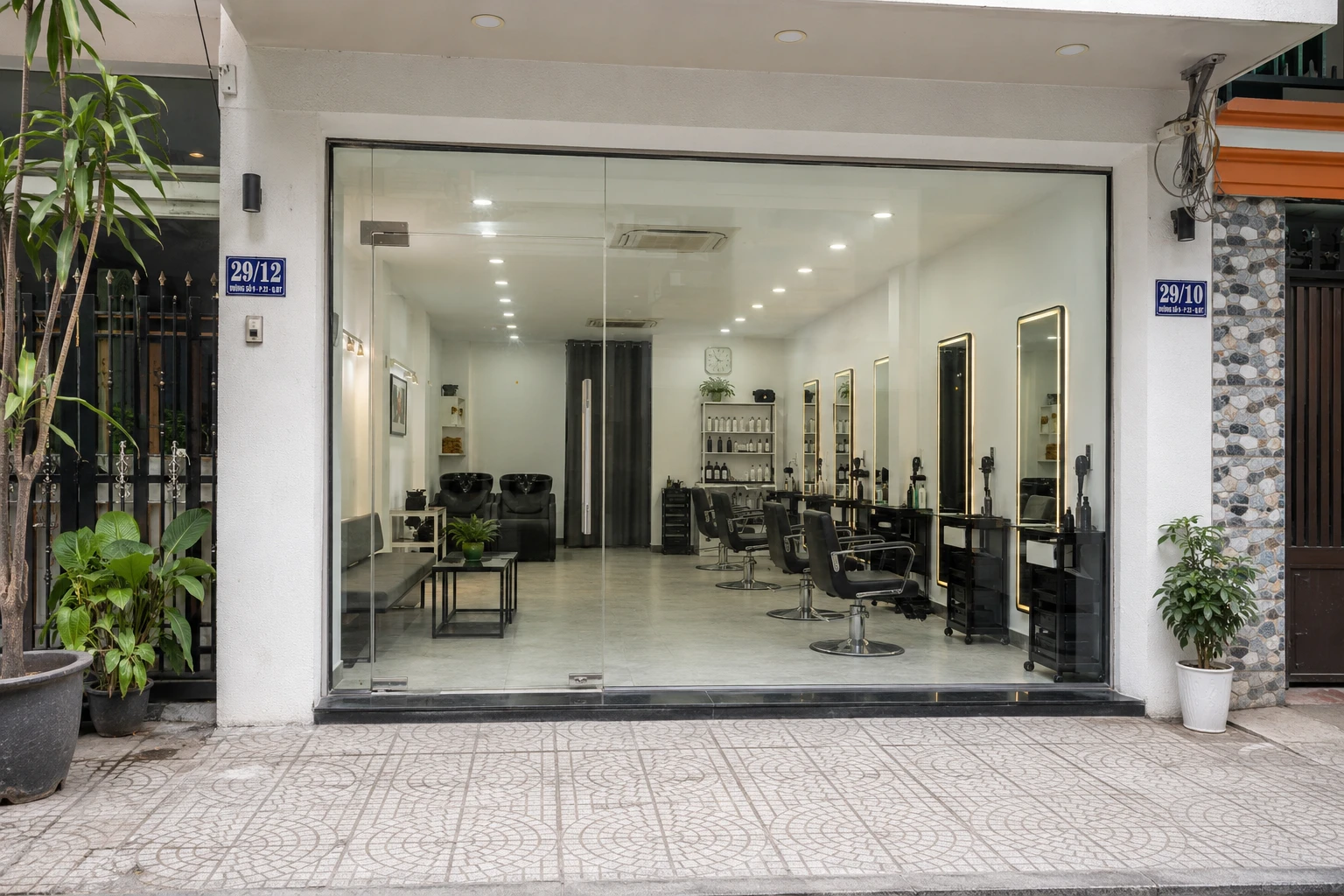Cửa kính salon nữ trước khi dán decal bộ 2