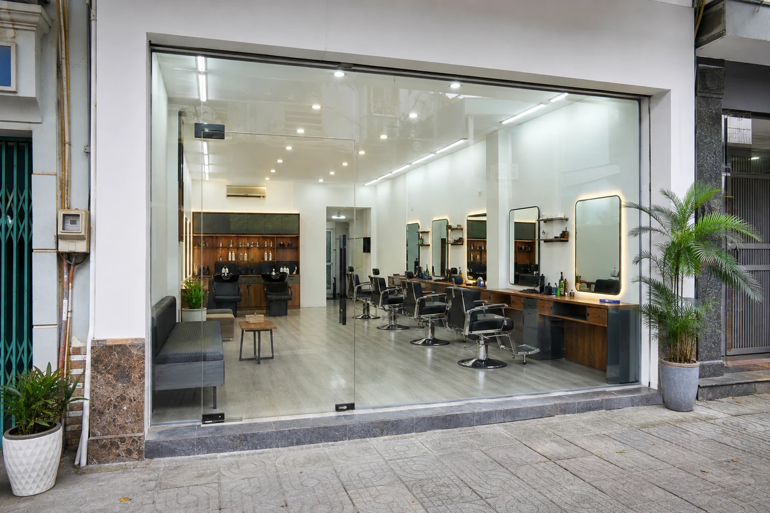 Cửa kính salon nam trước khi dán decal mẫu tóc Nam