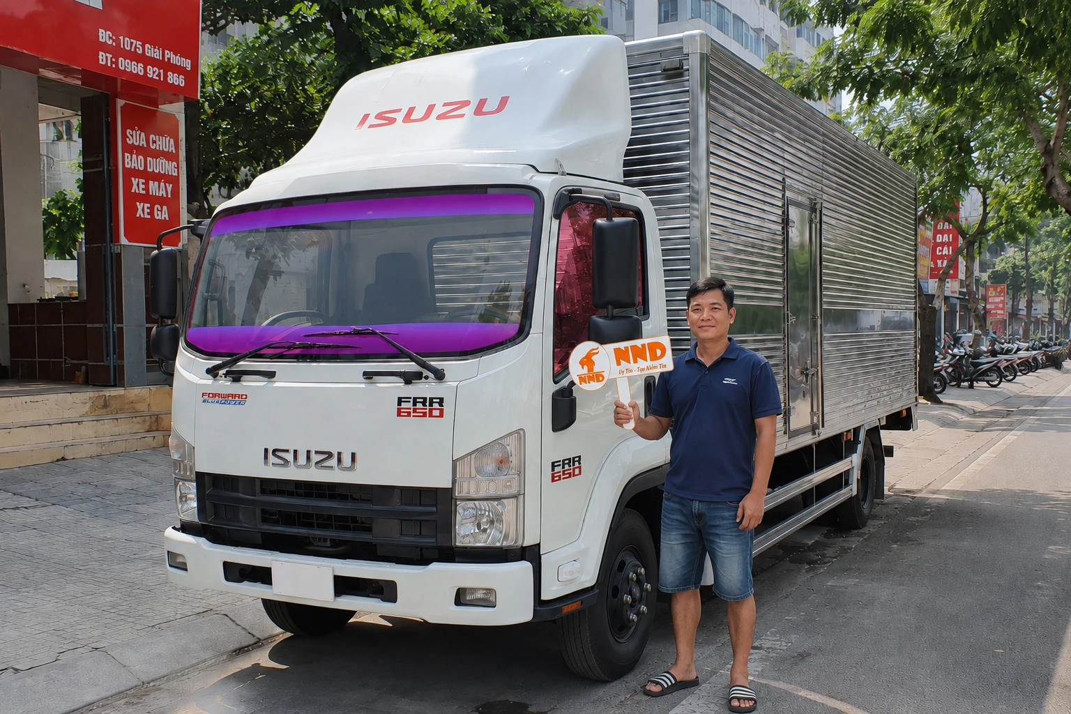 Isuzu FRR 650 sau khi dán phim cách nhiệt kính lái XT20-3 hồng ánh tím tại Giải Phóng Hà Nội