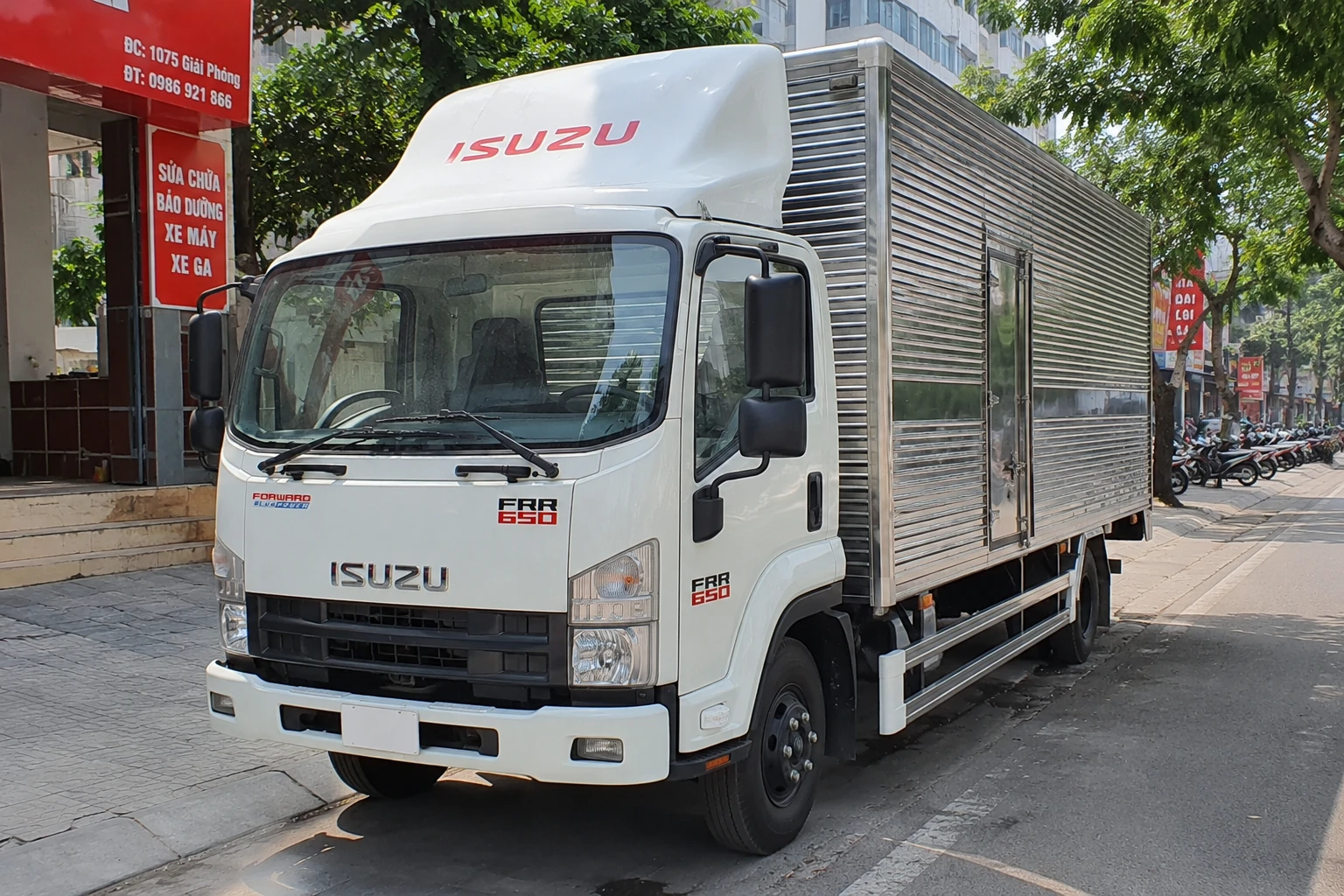 Isuzu FRR 650 trước khi dán phim cách nhiệt kính lái XT20-3 tại Giải Phóng Hà Nội