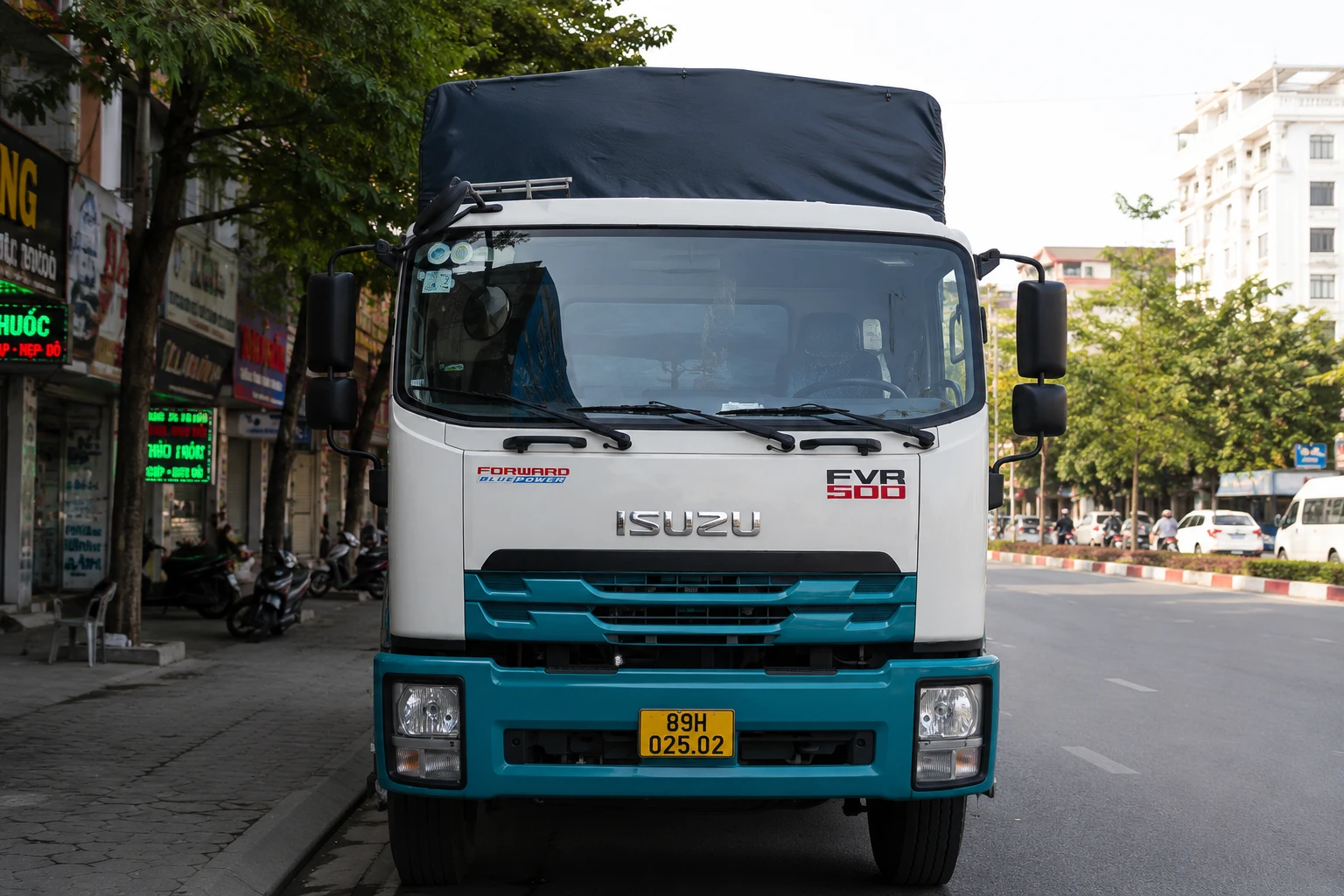 Isuzu FVR 500 trước khi dán phim cách nhiệt kính lái XT20-2 màu tím