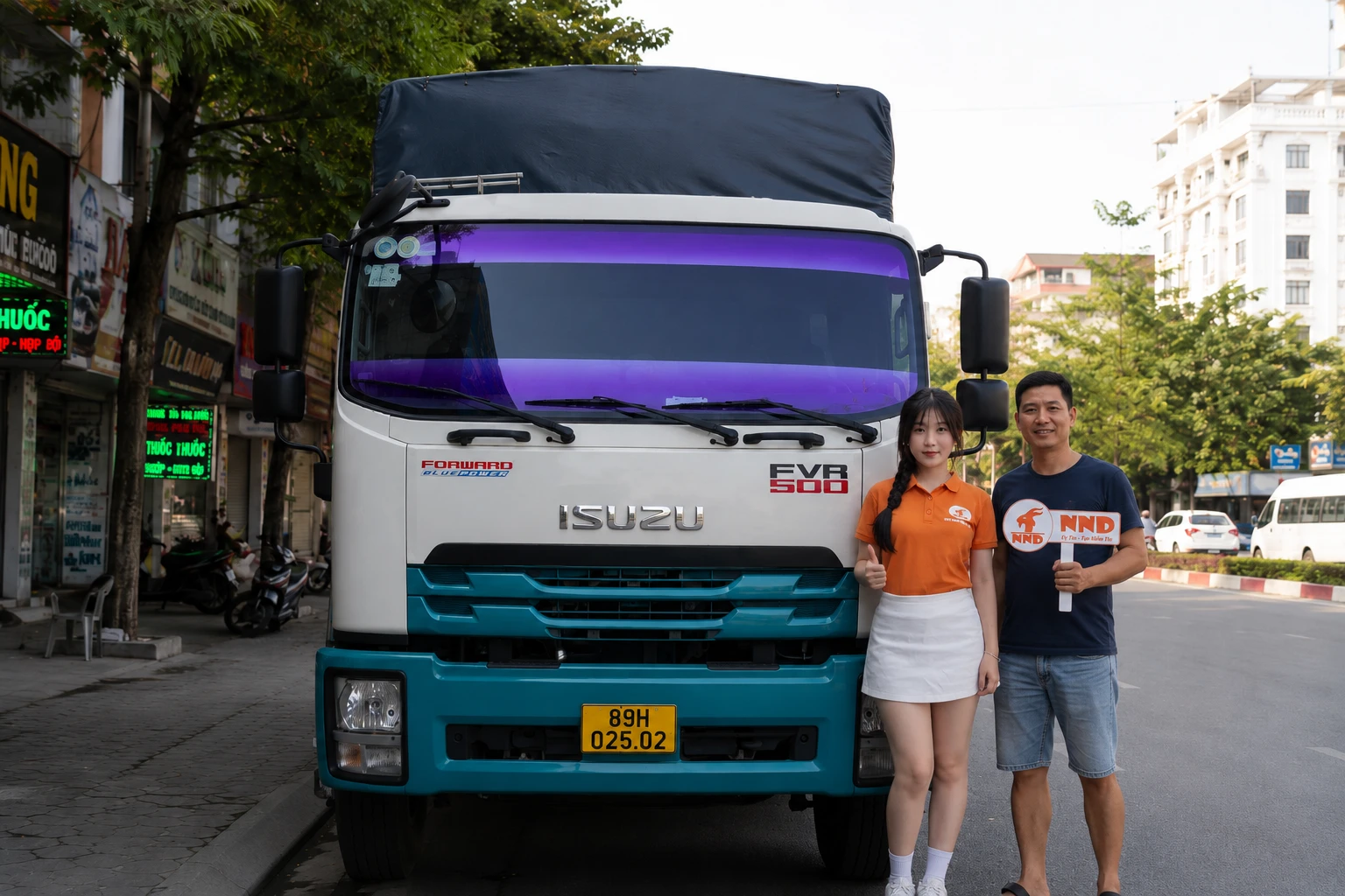 Isuzu FVR 500 sau khi dán phim cách nhiệt kính lái XT20-2 màu tím