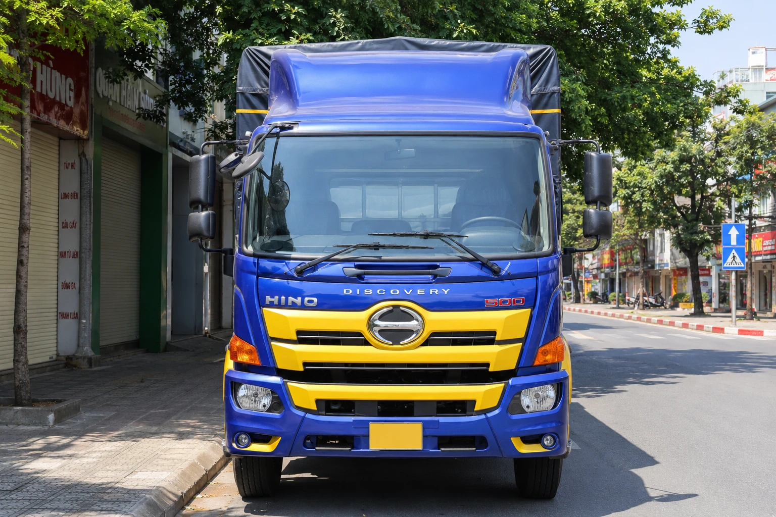 Hino 500 Discovery trước khi dán phim cách nhiệt kính lái XT20-2 màu tím