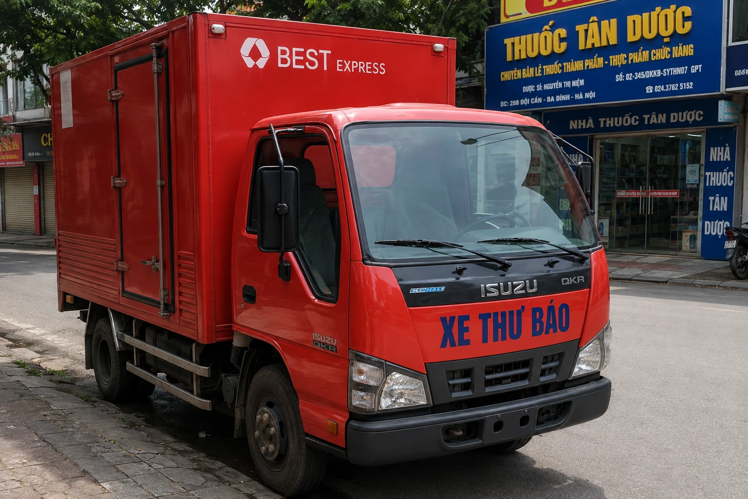 Isuzu QKR trước khi dán phim cách nhiệt kính lái XT20-3 màu hồng tại Đội Cấn Hà Nội