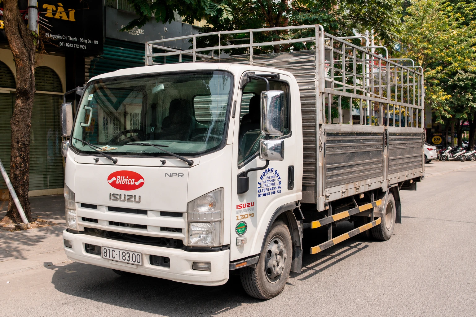 Isuzu NPR trước khi dán phim cách nhiệt kính lái XT20-5 màu vàng tại Nguyễn Chí Thanh Hà Nội