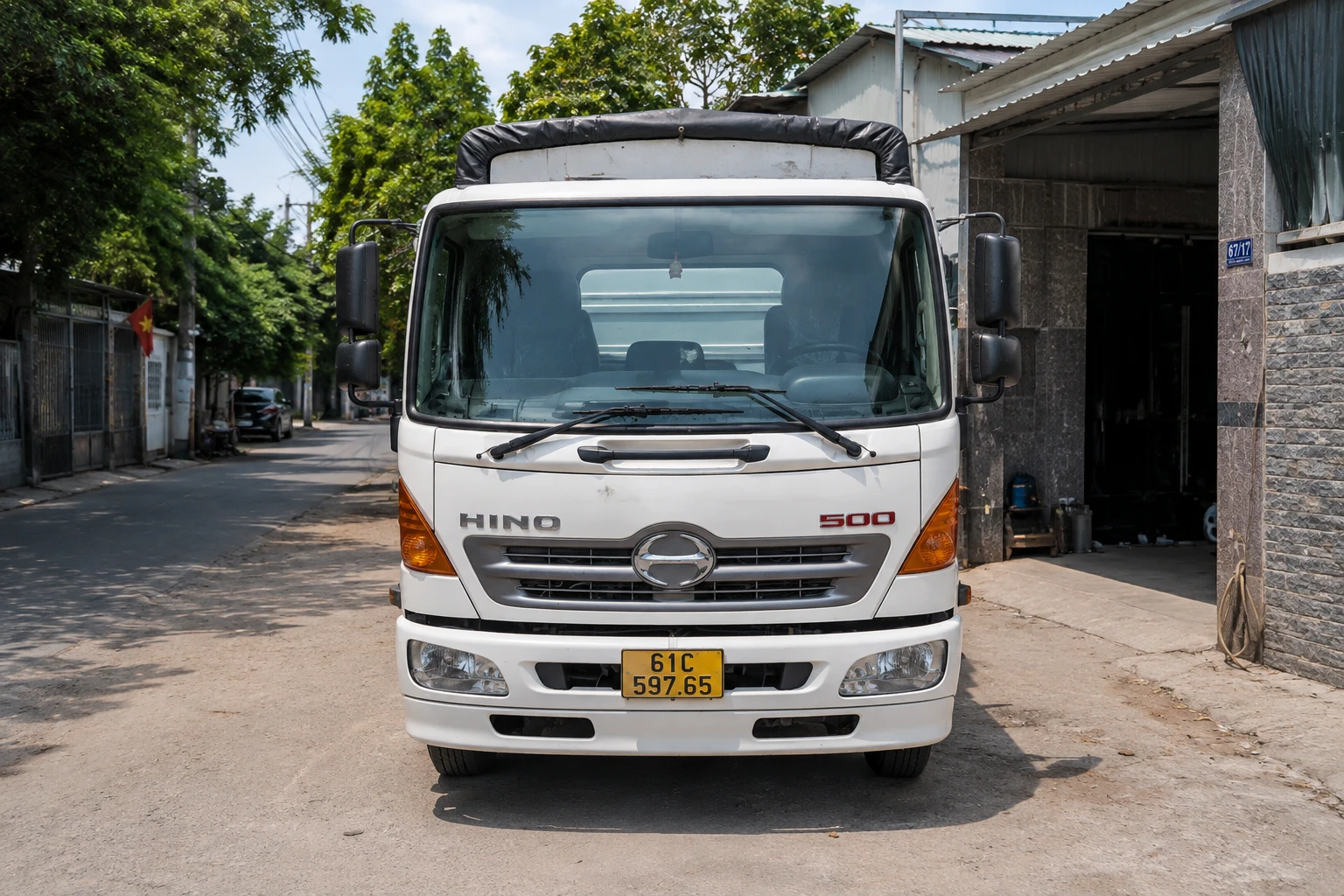 Xe tải Hino 500 trước khi dán phim cách nhiệt kính lái XT20-1
