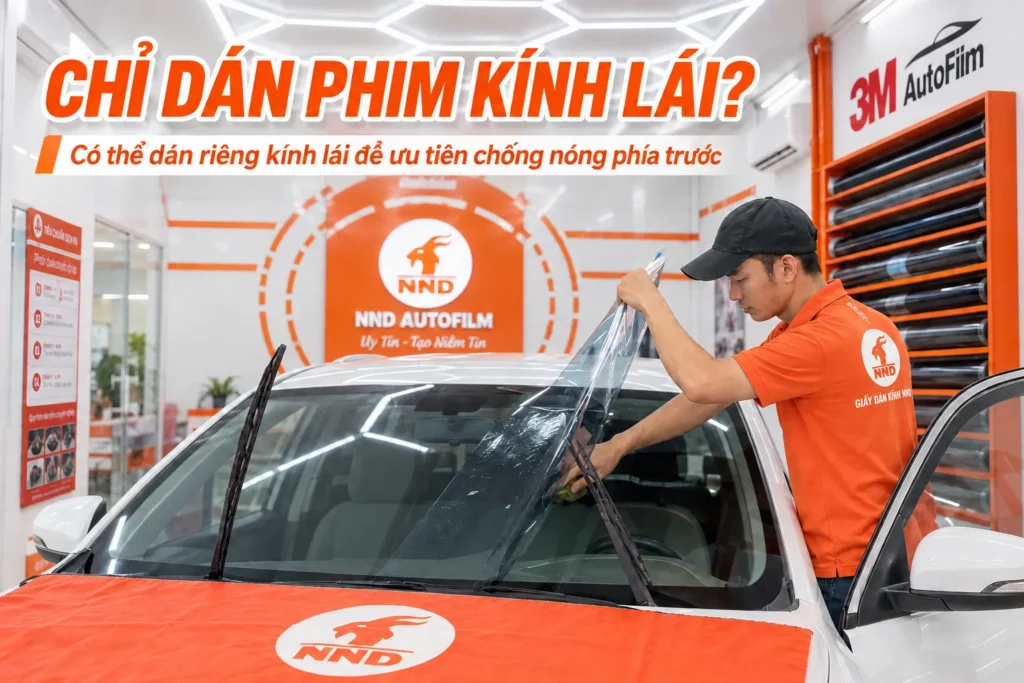 Kỹ thuật viên NND thi công phim cách nhiệt cho kính lái ô tô