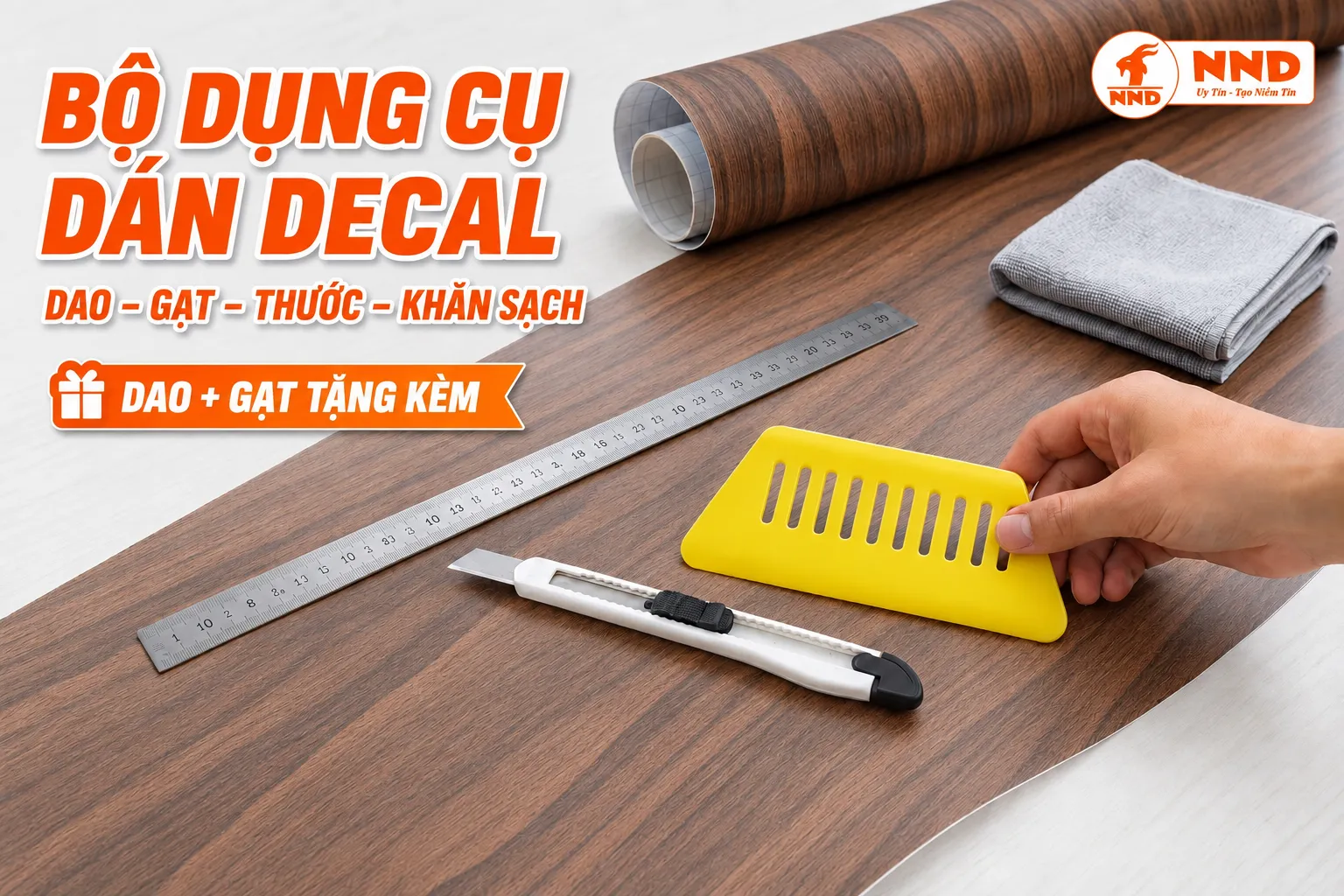 Bộ dụng cụ tự dán decal vân gỗ gồm dao rọc giấy gạt thước và khăn sạch