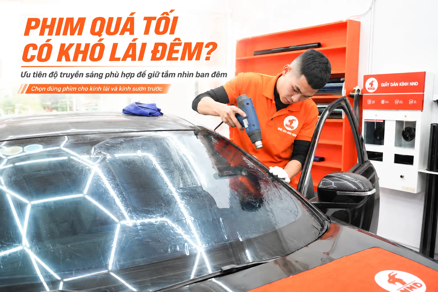 Kỹ thuật viên NND thi công phim cách nhiệt kính lái ô tô giúp ưu tiên tầm nhìn khi đi đêm