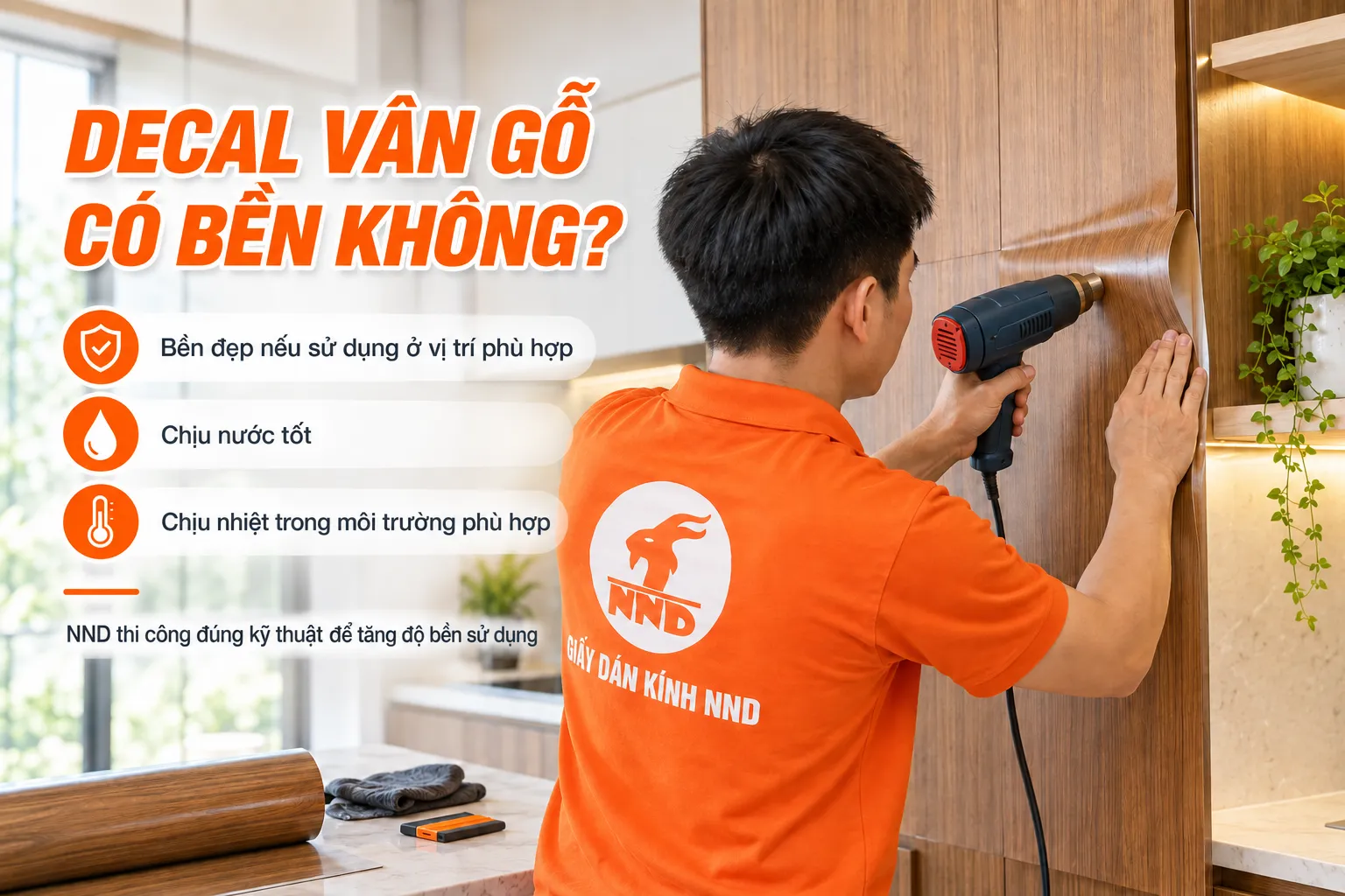 Thợ NND gia nhiệt thi công decal vân gỗ minh họa khả năng chịu nước và chịu nhiệt trong điều kiện phù hợp