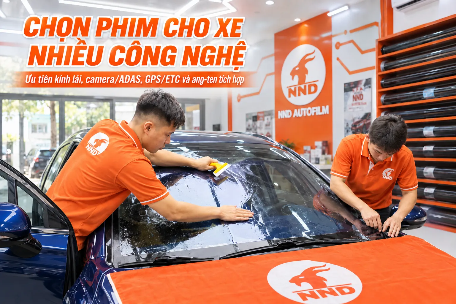Kỹ thuật viên NND thi công phim kính lái cho xe có camera ADAS GPS ETC và nhiều công nghệ