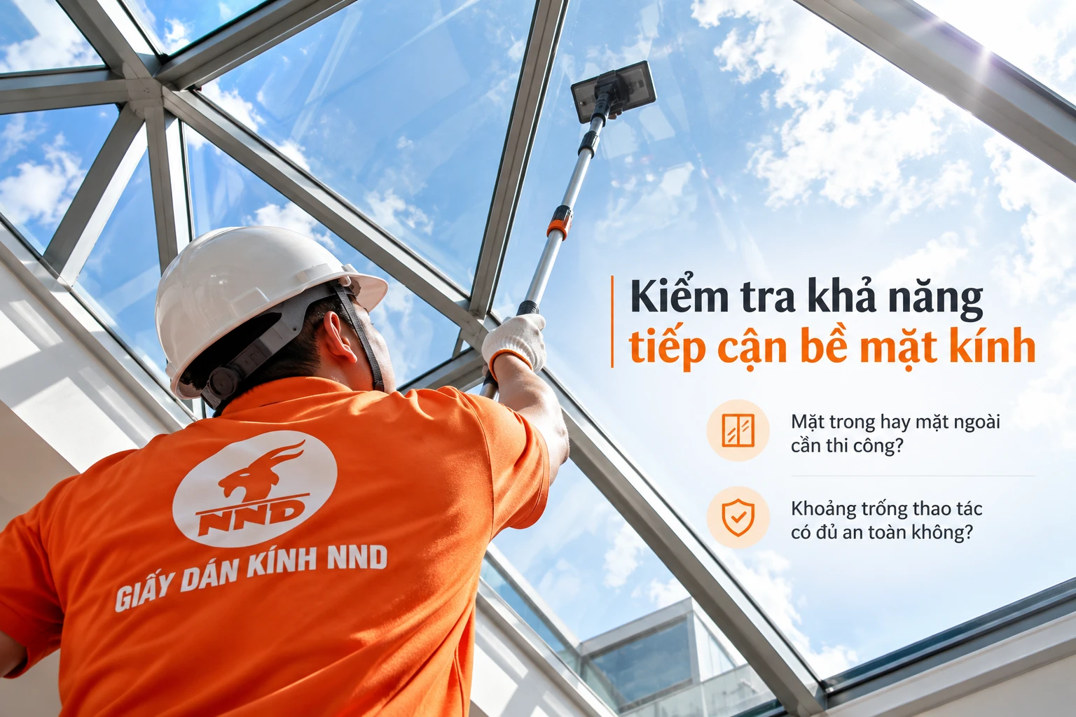 Khảo sát khả năng tiếp cận bề mặt mái kính trước khi thi công