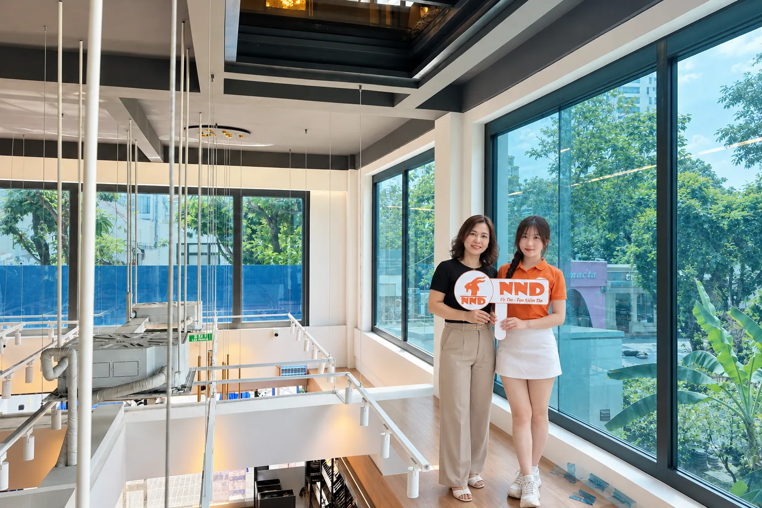 Đại diện công trình và nhân viên NND trước hệ kính GS25 CMC Tower sau khi dán phim cách nhiệt