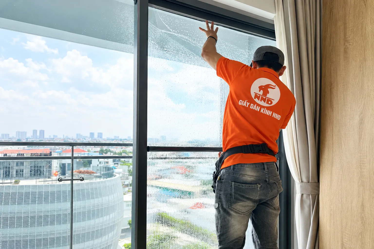 Kỹ thuật viên NND kiểm tra tấm phim trên cửa kính căn hộ Masteri West Heights
