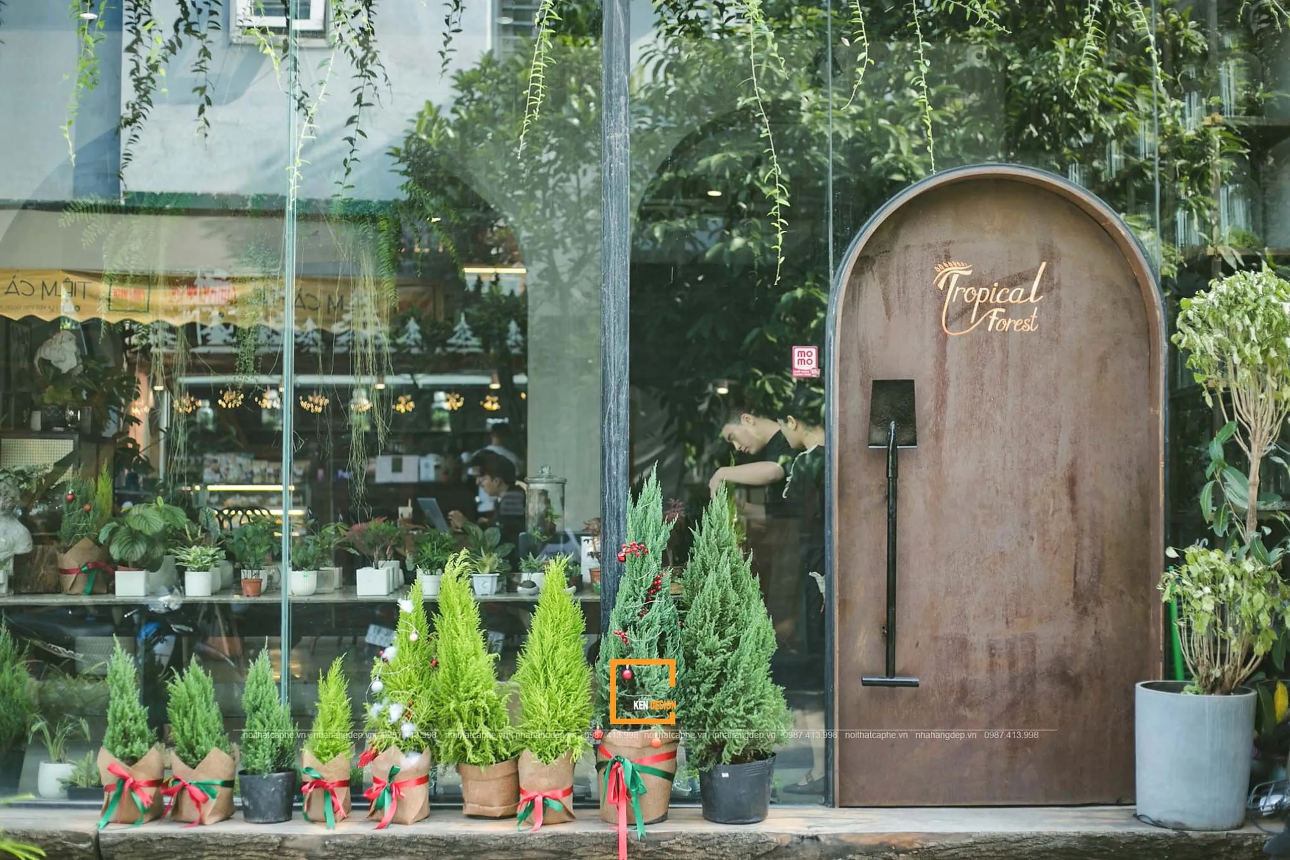 Mặt tiền quán cà phê Tropical Forest với hệ kính lớn và không gian nhiều cây xanh