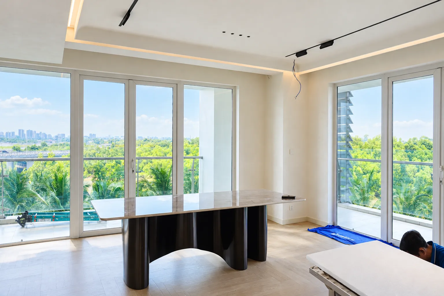 Không gian căn hộ Mipec Riverside với nhiều cửa kính lớn trước khi thi công phim cách nhiệt