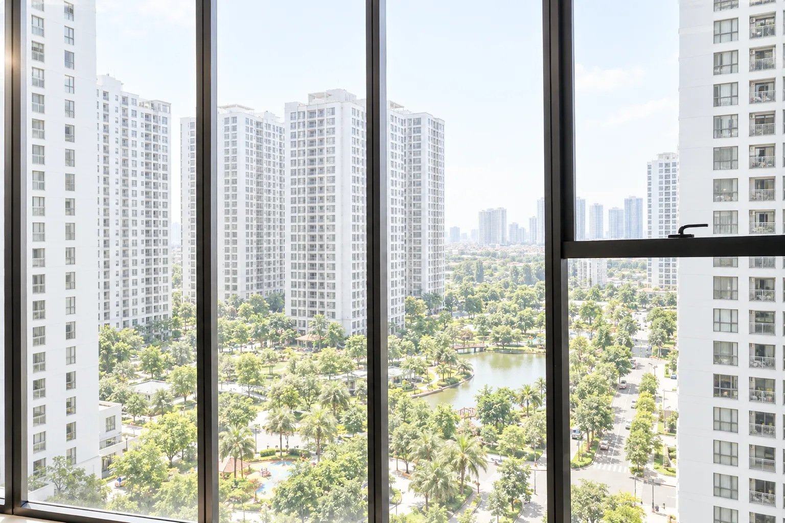 View từ căn hộ Vinhomes Times City qua hệ kính lớn trước khi NND thi công phim cách nhiệt