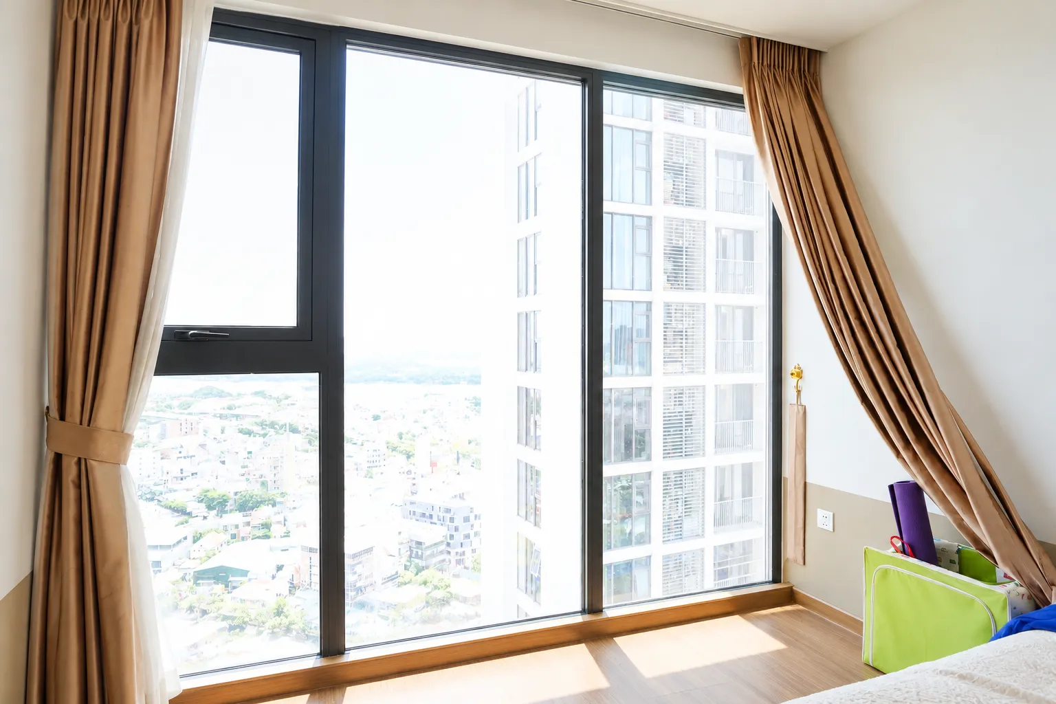 Hệ cửa kính lớn trong biệt thự Ecopark trước khi thi công phim cách nhiệt