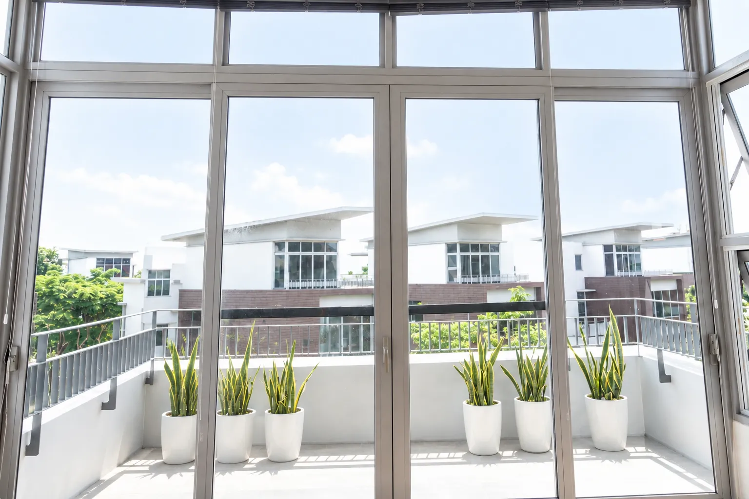 Hệ cửa kính lớn tại biệt thự Gamuda Gardens trước khi dán phim cách nhiệt