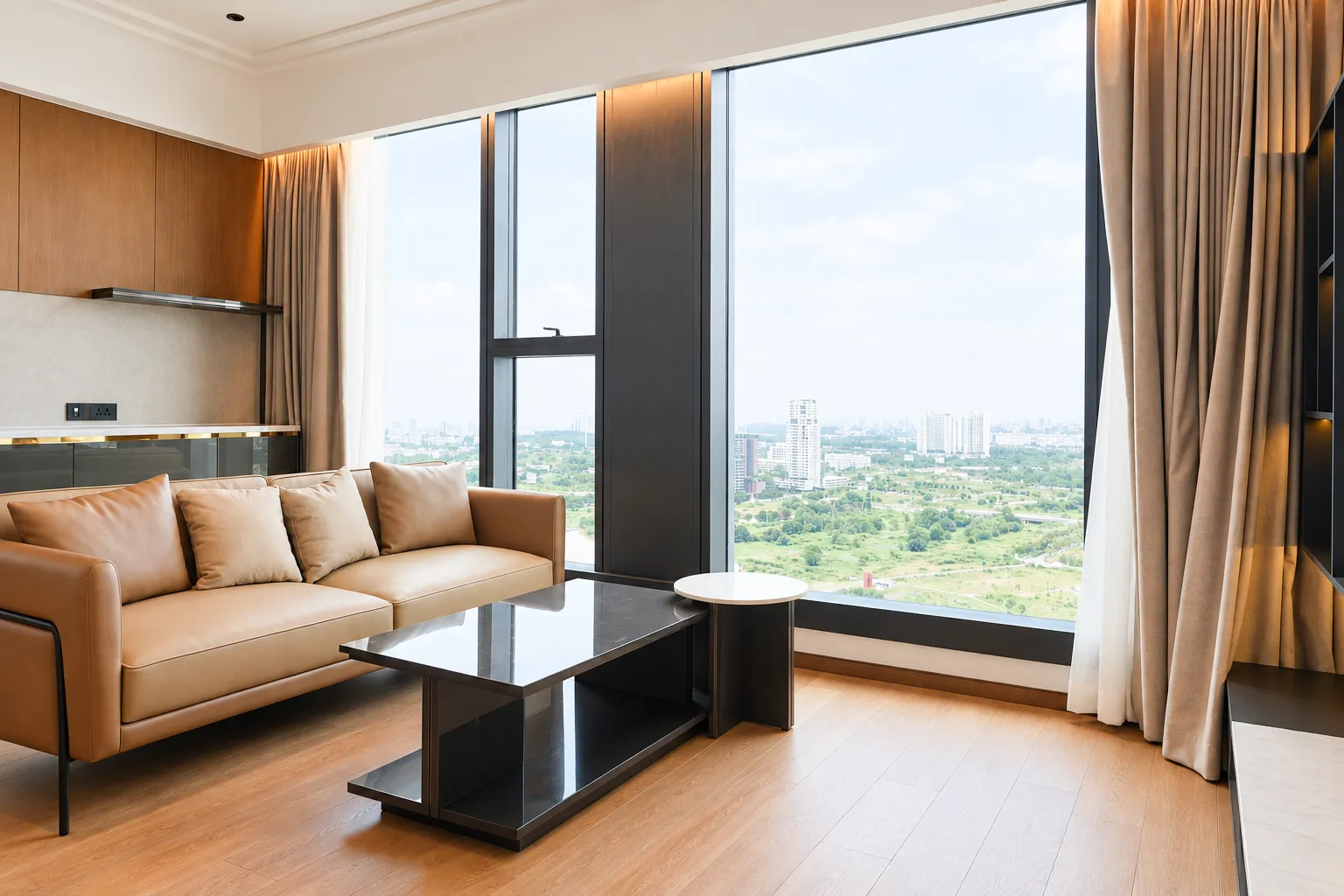Hệ kính lớn phòng khách căn hộ Halong Marina nhìn ra cảnh quan bên ngoài
