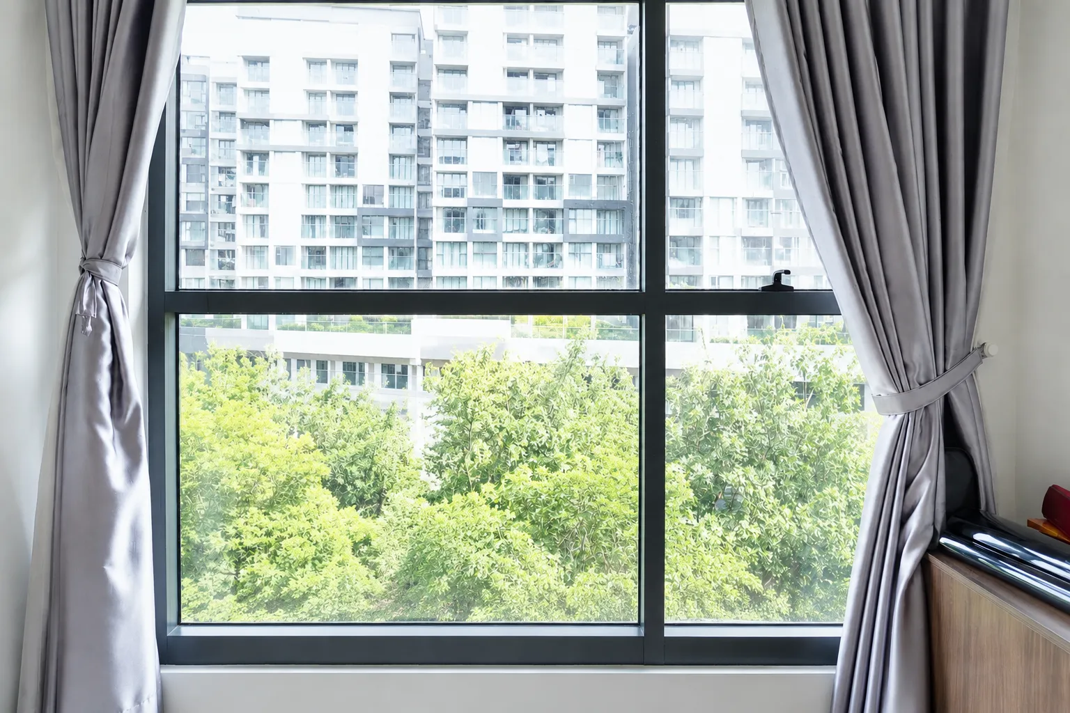 Hệ cửa kính lớn trong căn hộ Vinhomes Grand Park trước khi dán phim cách nhiệt