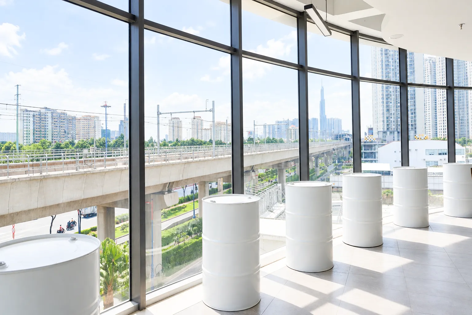 Hệ cửa kính lớn bên trong tòa nhà Sun Square trước khi thi công phim cách nhiệt