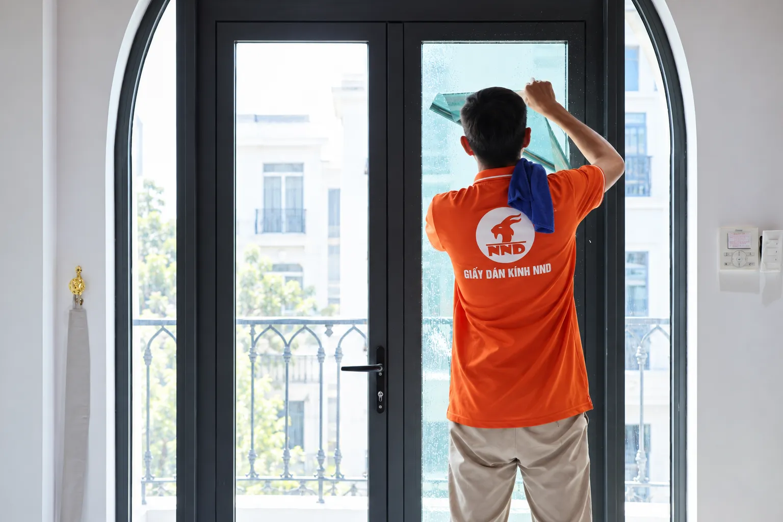 Kỹ thuật viên NND căn phim cách nhiệt trên ô cửa kính vòm tại Vinhomes Marina