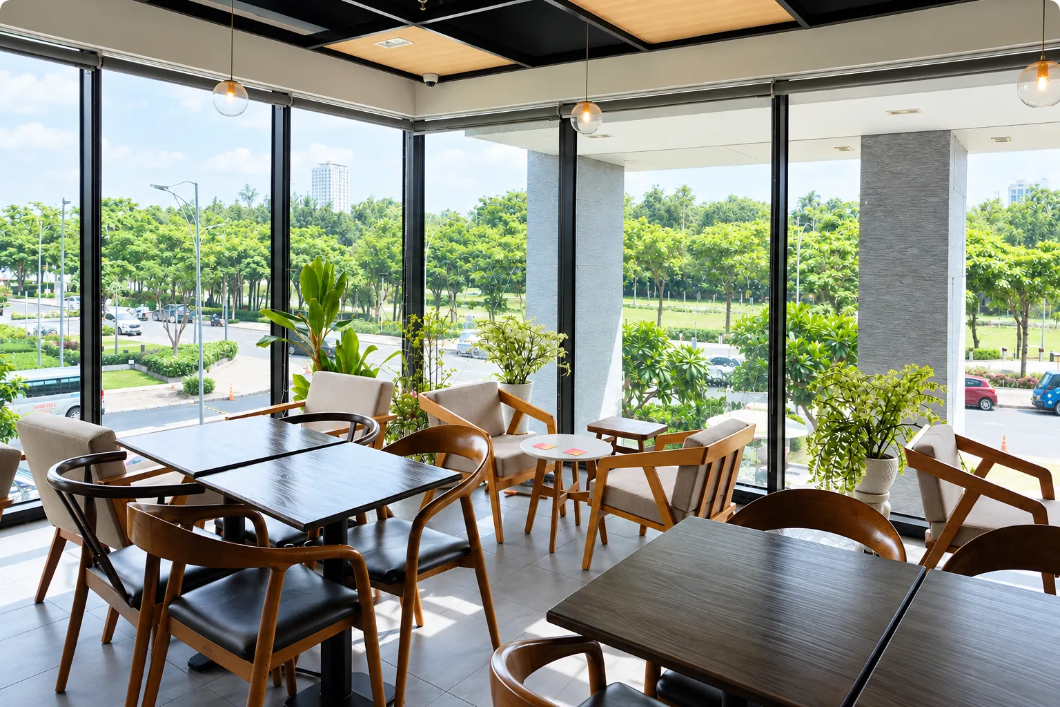 Không gian quán Tropical Forest với các mảng kính lớn trước khi dán phim cách nhiệt