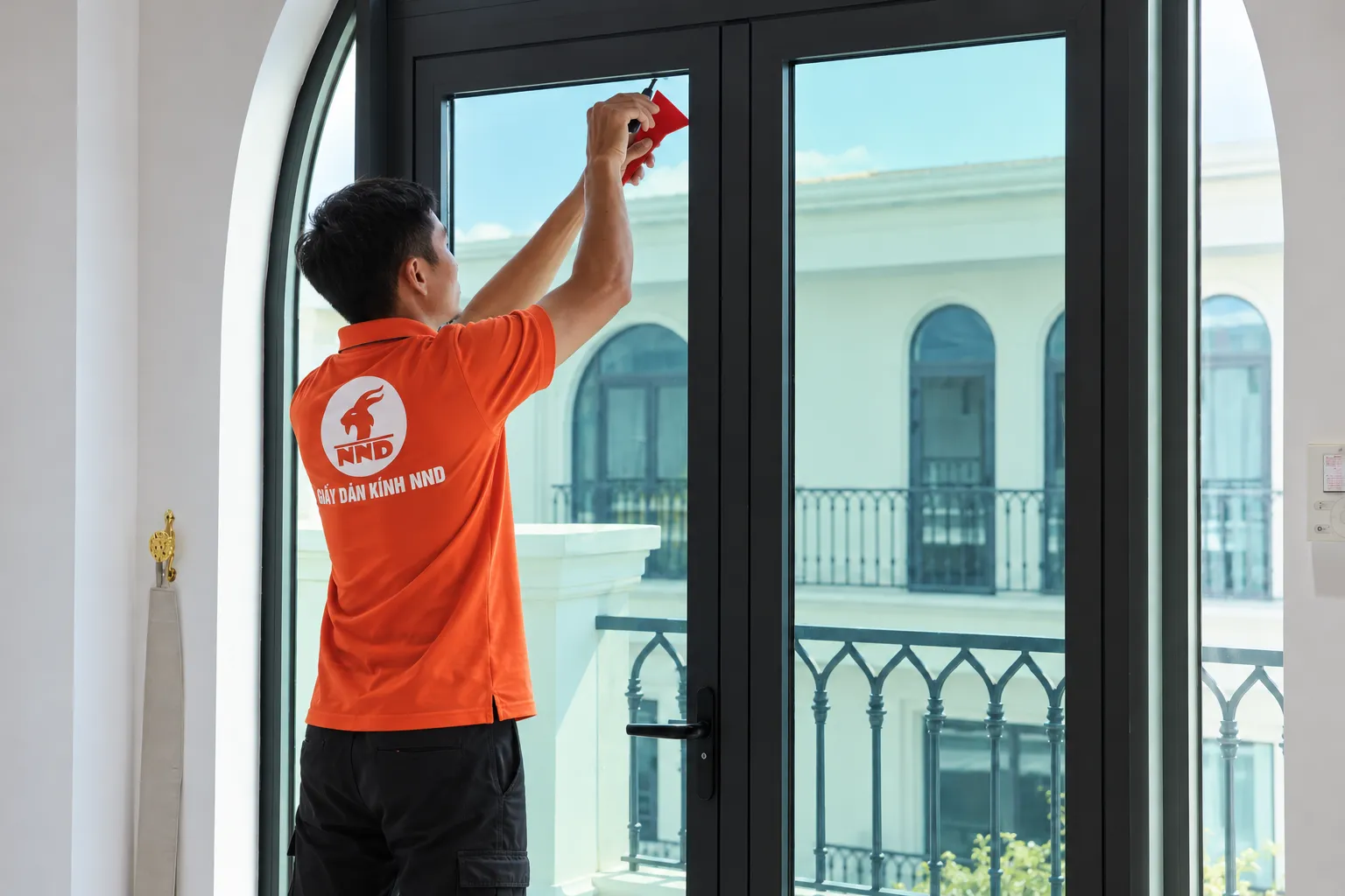 Kỹ thuật viên NND gạt phim trên cửa kính vòm biệt thự Vinhomes Marina