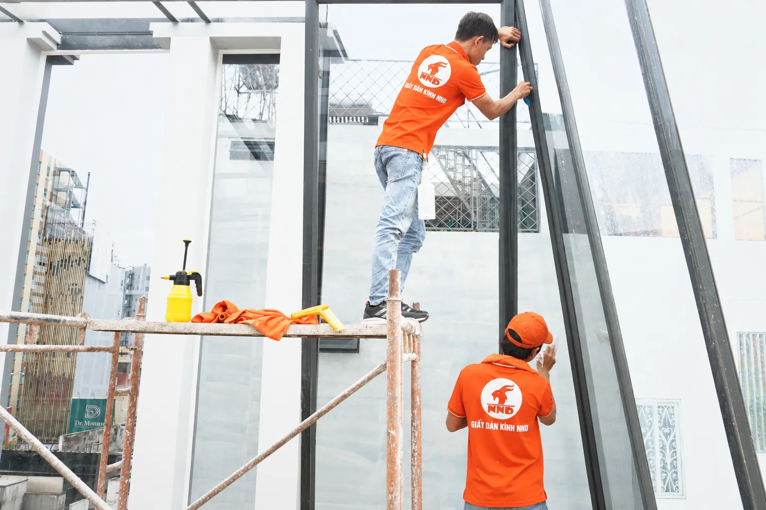 Thợ NND vệ sinh bề mặt kính trước khi dán phim cách nhiệt tại Kiến Hưng