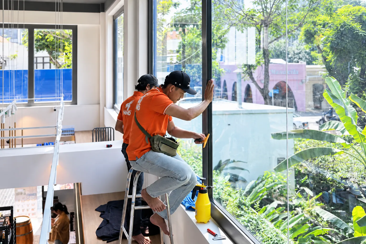 Kỹ thuật viên NND gạt dung dịch trên phim cách nhiệt tại GS25 CMC Tower