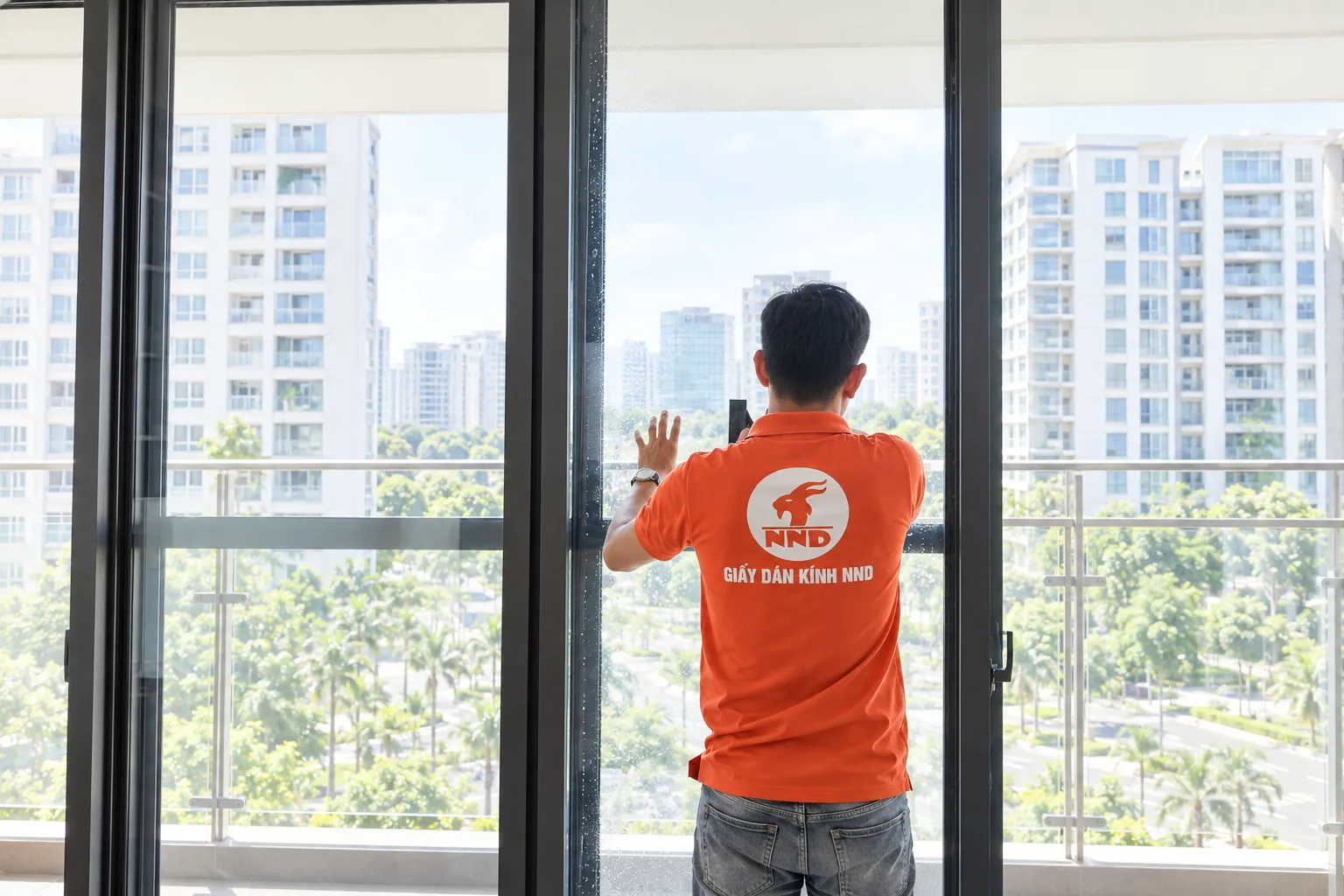 Thợ NND gạt phim cách nhiệt trên ô kính lớn tại Phú Mỹ Hưng