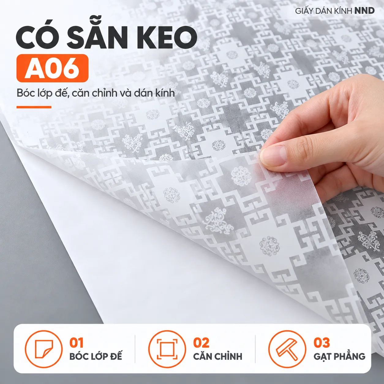 Giấy dán kính hoa văn triện A06 đang bóc lớp đế bảo vệ keo