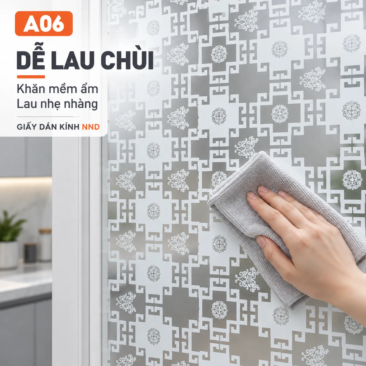 Giấy dán kính hoa văn triện A06 được lau bằng khăn mềm ẩm