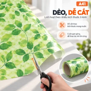 Giấy dán kính lá xanh A41 với thao tác cắt tấm decal lá xanh bằng kéo