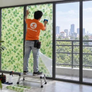 Giấy dán kính lá xanh A41 với người thợ gạt phần trên cửa kính